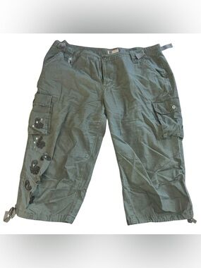 Vintage y2k early 2000s Green Cargo Capris with Embroidered Detail